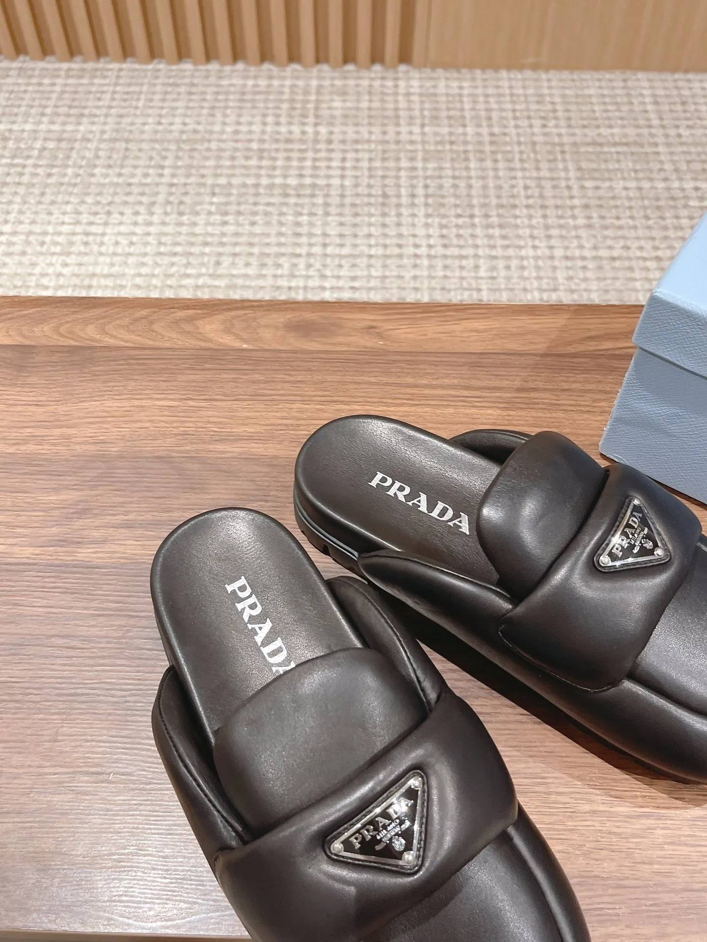 👟👟Ex-factory price p480👟👟 👟👟Ex-factory price pRADA Prada 2023 spring and summer bread slippers series, ⚠️exclusive version shipped! Authentic product 36/1, disassembled co👟👟 ex-factory price py The bread series does not disassemble the original product, it can only be similar in shape! To achieve a soft and bulging effect, we customized three layers of sponges that are consistent with the original but have different densities and textures. The production process is also very complex! Attached: Genuine disassembly display + bulk genuine comparison picture set! The upper is made of imported sheepskin, the lining is also made of dough, and the water table is also made of dough! The sole is a customized rubber foam outsole. The density, weight and texture are consistent with the original product. It is not a ready-made PU foam outsole at the factory price! Size: 35-41